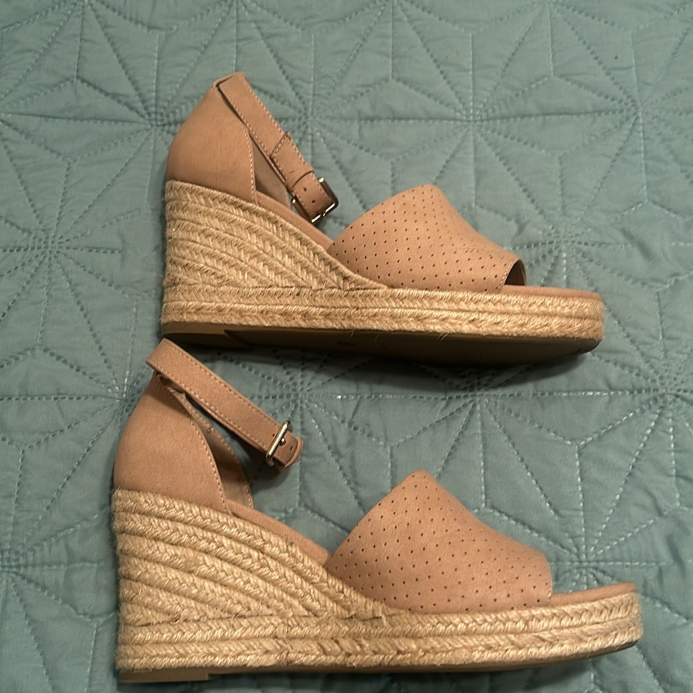 LIKE NEW! a.n.a. 3.5" wedge Brenda sandal in beige/light pink 9M w/ ankle strap - Picture 4 of 14